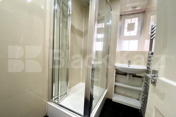 			LET , 3 Bedroom, 1 bath, 0 reception Apartment			 Rockingham street, Borough